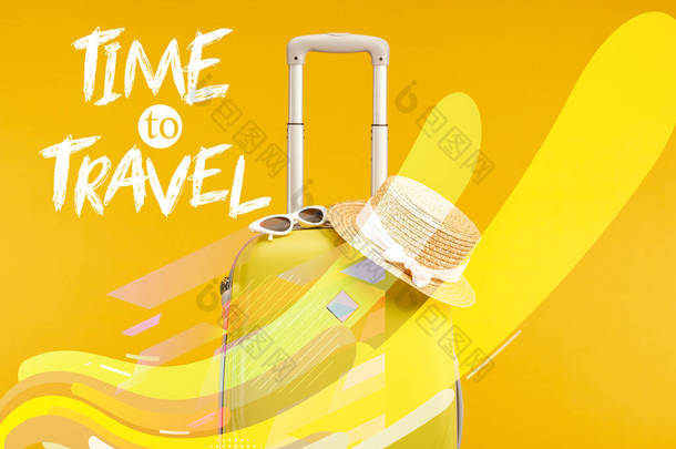 黄色彩色旅行袋，装有太阳镜和草帽，与黄色隔离，并附有旅行图解 