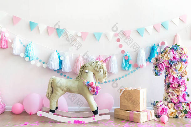 <strong>粉红</strong>色的孩子女孩的房间与马玩具和鲜花。儿童内墙。水平合成