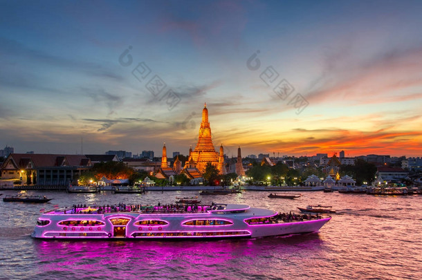 阿伦和游船在黄昏时分, 曼谷市, 泰国