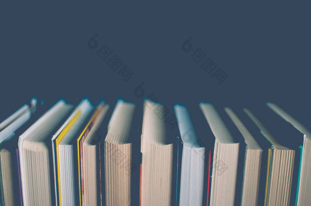 <strong>桌子</strong>上有五颜六色的书。特写存根。知识、教育、学习和文学的抽象概念。滤波器