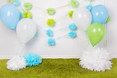 第一次生日庆祝或文本与蓝色、 绿色和白色的纸花、 气球、 蓬松的地毯，在地板上没有人，copyspace 复活节假期节日背景装饰