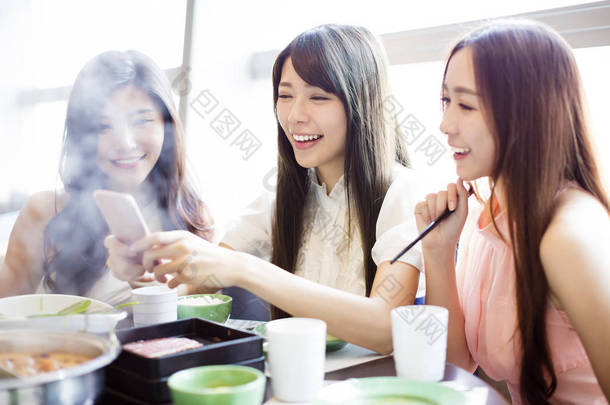 年轻妇女组<strong>吃火锅</strong>和拍照通过电话