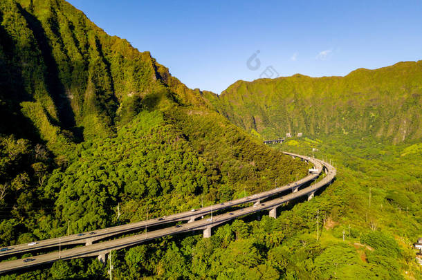 美丽的鸟瞰, 瓦胡岛的绿山景观由 omaluhia 植物园在卡内奥赫。有著名台阶的山到天堂或俳句台阶.