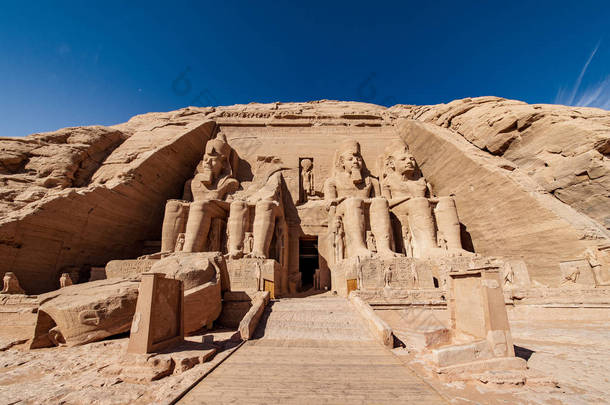 阿布辛贝尔寺庙两个巨大的岩石寺庙在阿布比亚村庄在 nubia 南部