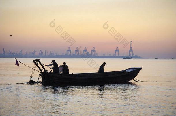 渔民去工作，黄海，中国