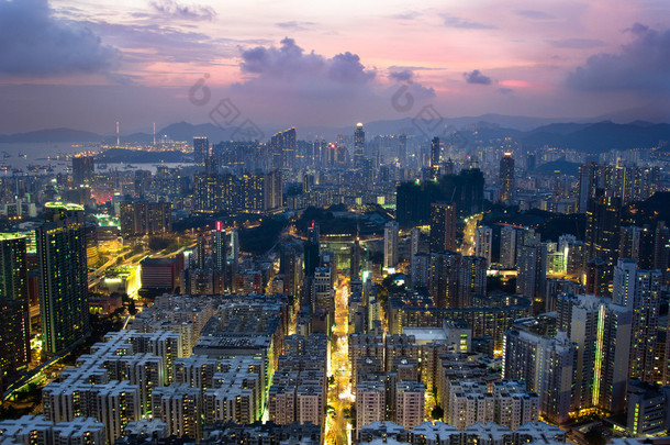 在 Hong 香港从屋顶的老部分的日落