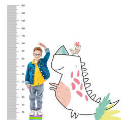 男孩站在成堆的书籍更高, 孤立的白色与假想恐龙和增长措施