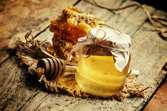 在一个玻璃罐和蜂蜜山蜂蜜梳理