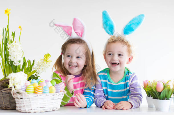 孩子与兔子耳朵上复活节彩蛋狩猎