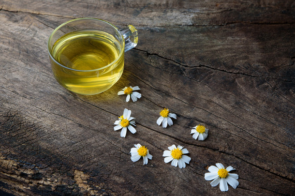 洋甘菊<strong>茶</strong>和洋甘菊花老木制的桌子上