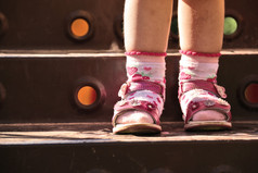 婴儿的腿在鞋子和袜子，站在楼梯台阶上