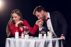 快乐美丽的情侣花时间在餐厅的浪漫约会