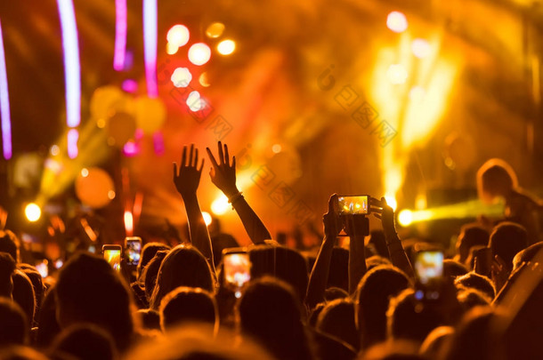 智能手机记录现场音乐节日的手