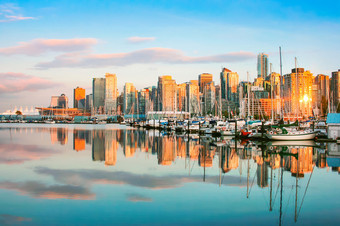美丽的景色与港口在日落，不列颠哥伦比亚省，加拿大的温哥华天际线图片