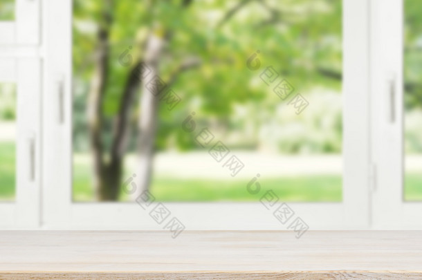木桌在夏天窗口背景