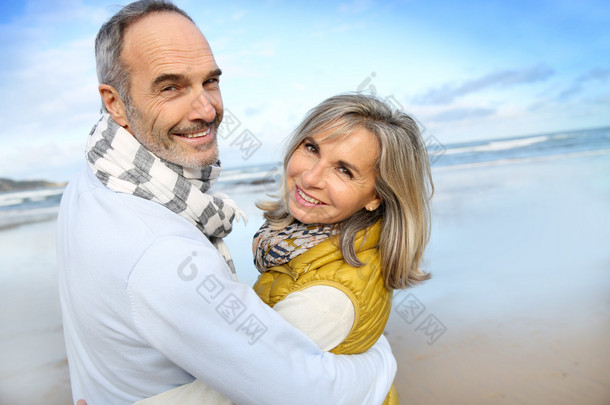 老夫妇在海滩上