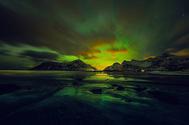 令人惊异的五彩的绿色北极光也知道如<strong>夜空</strong>结束罗浮北极光景观，挪威，斯堪的那维亚.