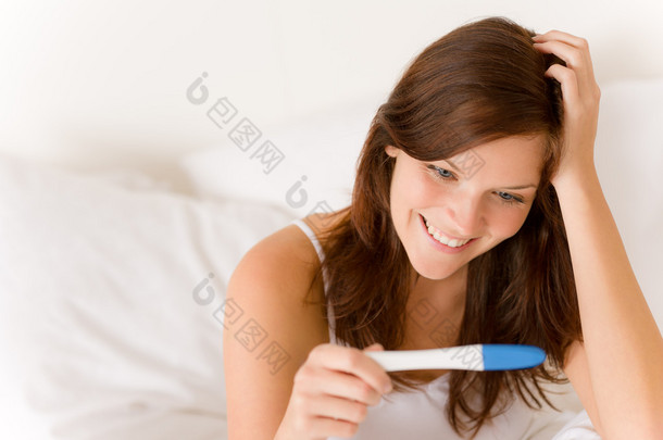 怀孕测试 — — 快乐惊讶的女人
