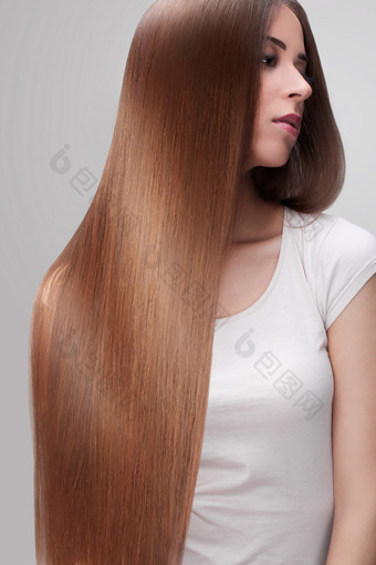 长头发。棕色头发健康的美丽女人.图片