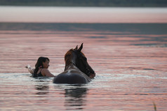 板栗马和在水中的女孩