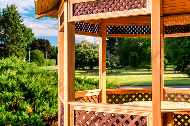 户外木制凉亭在夏天风景背景