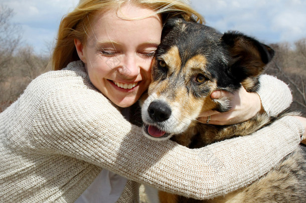 女人拥抱的德国牧羊犬的特写