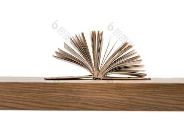 木制桌子上的书