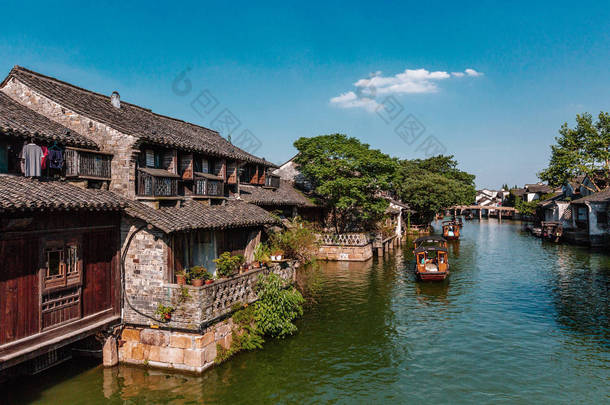 中国乌镇河边的中国传统船和房子