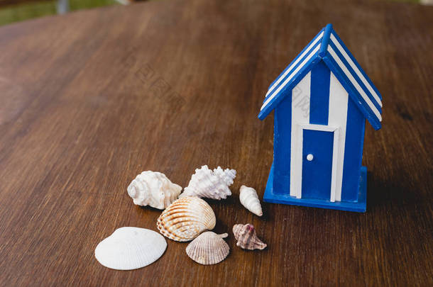 木制玩具房子与海滩和<strong>航海</strong>图案和一些房子钥匙.