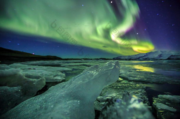 在冰川泻湖 Jokulsarlon 在冰岛极光.