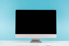 工作场所与计算机显示器, 键盘和计算机鼠标在白色桌子上蓝色背景
