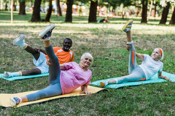 资深的非洲裔美国男人和女人在鳍垫上锻炼