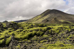 冰岛壮丽的风景与风景秀丽的山和青苔 