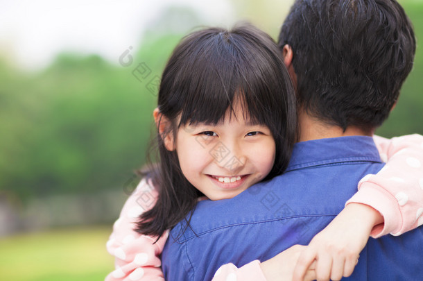 漂亮的小女孩拥抱拥抱她的父亲