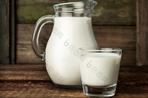 新鲜的牛奶，在玻璃水罐和玻璃 