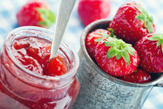 在玻璃罐子和新鲜草莓草莓酱