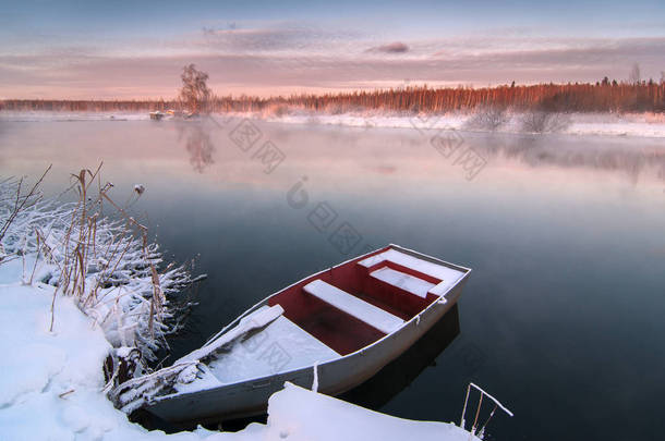 在冬天冻结湖上的船