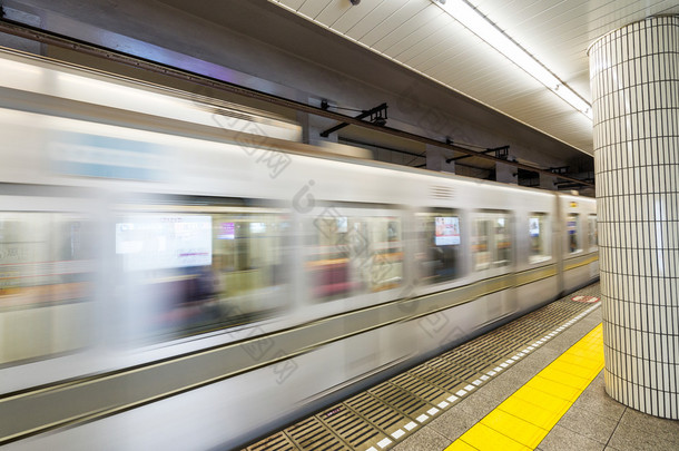 东京地铁。快速移动的火车
