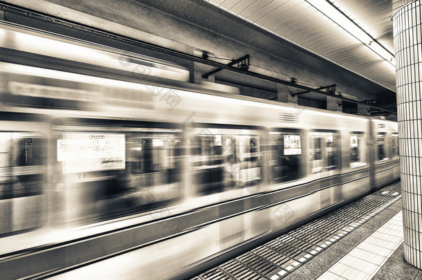 东京地铁。快速移动的火车