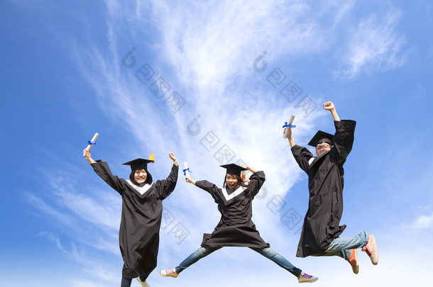 大学生庆祝毕业和快乐地跳<strong>起来</strong>
