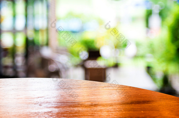在咖啡店里的空圆桌面