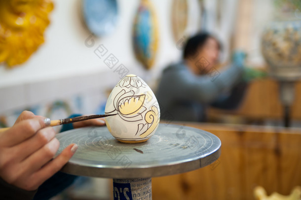 <strong>陶瓷</strong>蛋正在装饰