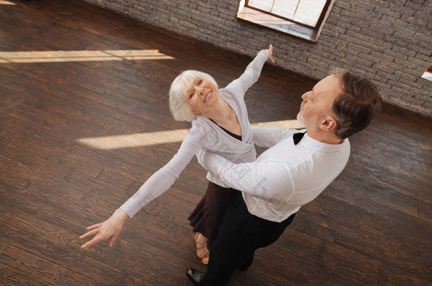 乐观的退休跳舞夫妇享受华尔兹<strong>舞蹈</strong>工作室