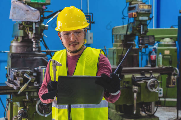 亚洲机械师在金属加工厂经营专业车床、车床磨金属加工行业概念前，用规格纸检查作业清单