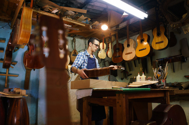 C 在案例中存储吉他音乐乐器的工匠琵琶制造商