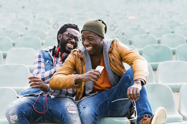 两个黑人朋友玩手机.