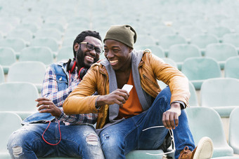 两个黑人朋友玩手机.图片