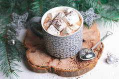 热可可饮料与棉花糖在一个杯子在圣诞节背景, 冬季巧克力或咖啡甜饮料