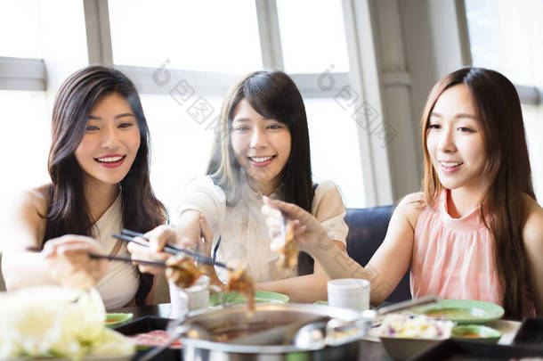 快乐的<strong>年轻妇女</strong>组吃火锅 