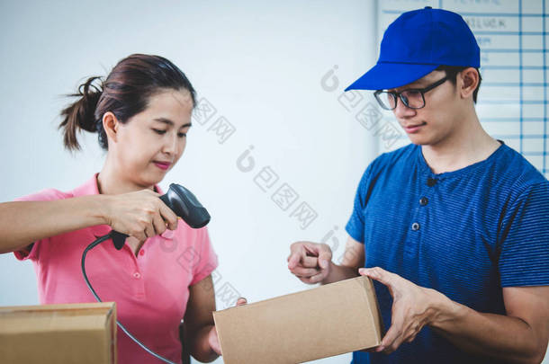 家庭送货服务和工作服务头脑, 妇女工作条码扫描确认发送客户在邮局.